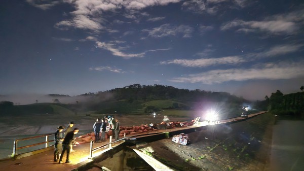 Hàng trăm người trắng đêm cứu hồ Cay An trước nguy cơ vỡ đập Hàng trăm người trắng đêm cứu hồ Cay An trước nguy cơ vỡ đập