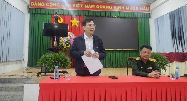 Hàng trăm người trắng đêm cứu hồ Cay An trước nguy cơ vỡ đập Hàng trăm người trắng đêm cứu hồ Cay An trước nguy cơ vỡ đập