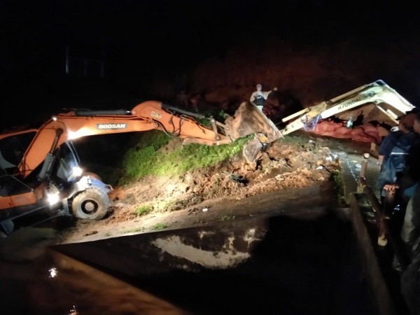 Hàng trăm người trắng đêm cứu hồ Cay An trước nguy cơ vỡ đập Hàng trăm người trắng đêm cứu hồ Cay An trước nguy cơ vỡ đập