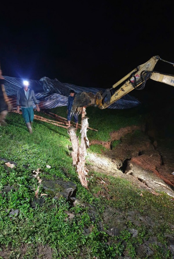 Hàng trăm người trắng đêm cứu hồ Cay An trước nguy cơ vỡ đập Hàng trăm người trắng đêm cứu hồ Cay An trước nguy cơ vỡ đập