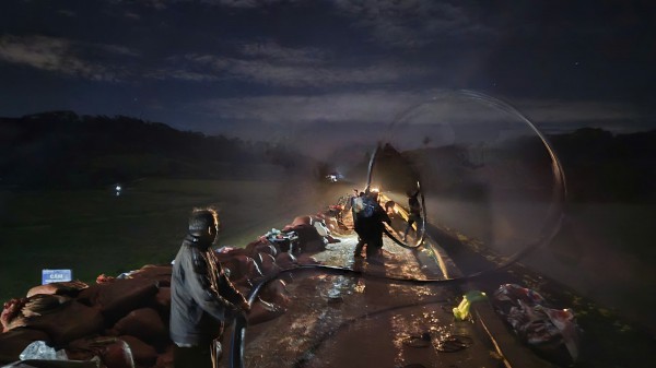 Hàng trăm người trắng đêm cứu hồ Cay An trước nguy cơ vỡ đập Hàng trăm người trắng đêm cứu hồ Cay An trước nguy cơ vỡ đập