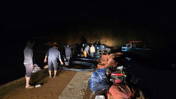 Hàng trăm người trắng đêm cứu hồ Cay An trước nguy cơ vỡ đập Hàng trăm người trắng đêm cứu hồ Cay An trước nguy cơ vỡ đập