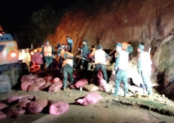 Hàng trăm người trắng đêm cứu hồ Cay An trước nguy cơ vỡ đập Hàng trăm người trắng đêm cứu hồ Cay An trước nguy cơ vỡ đập