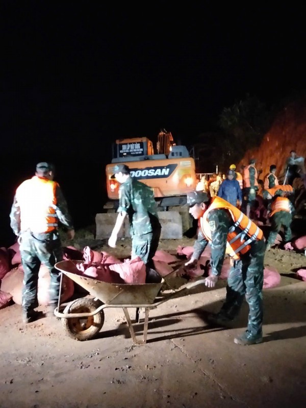 Hàng trăm người trắng đêm cứu hồ Cay An trước nguy cơ vỡ đập Hàng trăm người trắng đêm cứu hồ Cay An trước nguy cơ vỡ đập