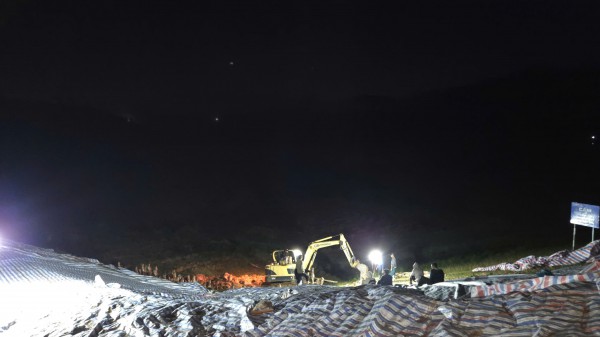 Hàng trăm người trắng đêm cứu hồ Cay An trước nguy cơ vỡ đập Hàng trăm người trắng đêm cứu hồ Cay An trước nguy cơ vỡ đập