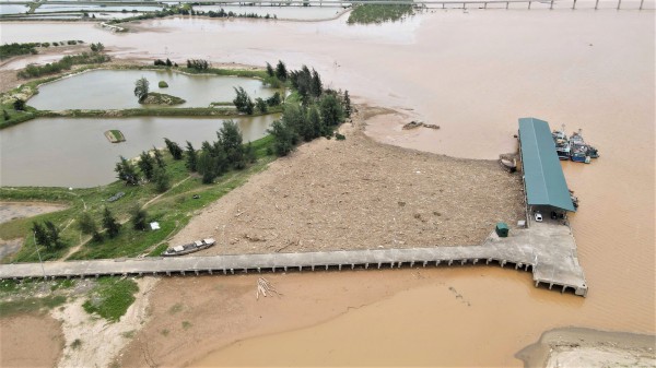 Hàng trăm tấn rác thải 'bủa vây' cảng cá Hà Tĩnh