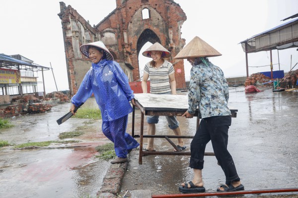 Hàng trăm tàu cá Ninh Bình về bờ tránh bão số 3 (Wipha) Hàng trăm tàu cá Ninh Bình về bờ tránh bão số 3 (Wipha)
