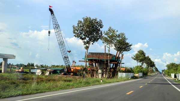 Hậu Giang hạn chế giao thông trên QL61C để thi công cầu vượt cao tốc