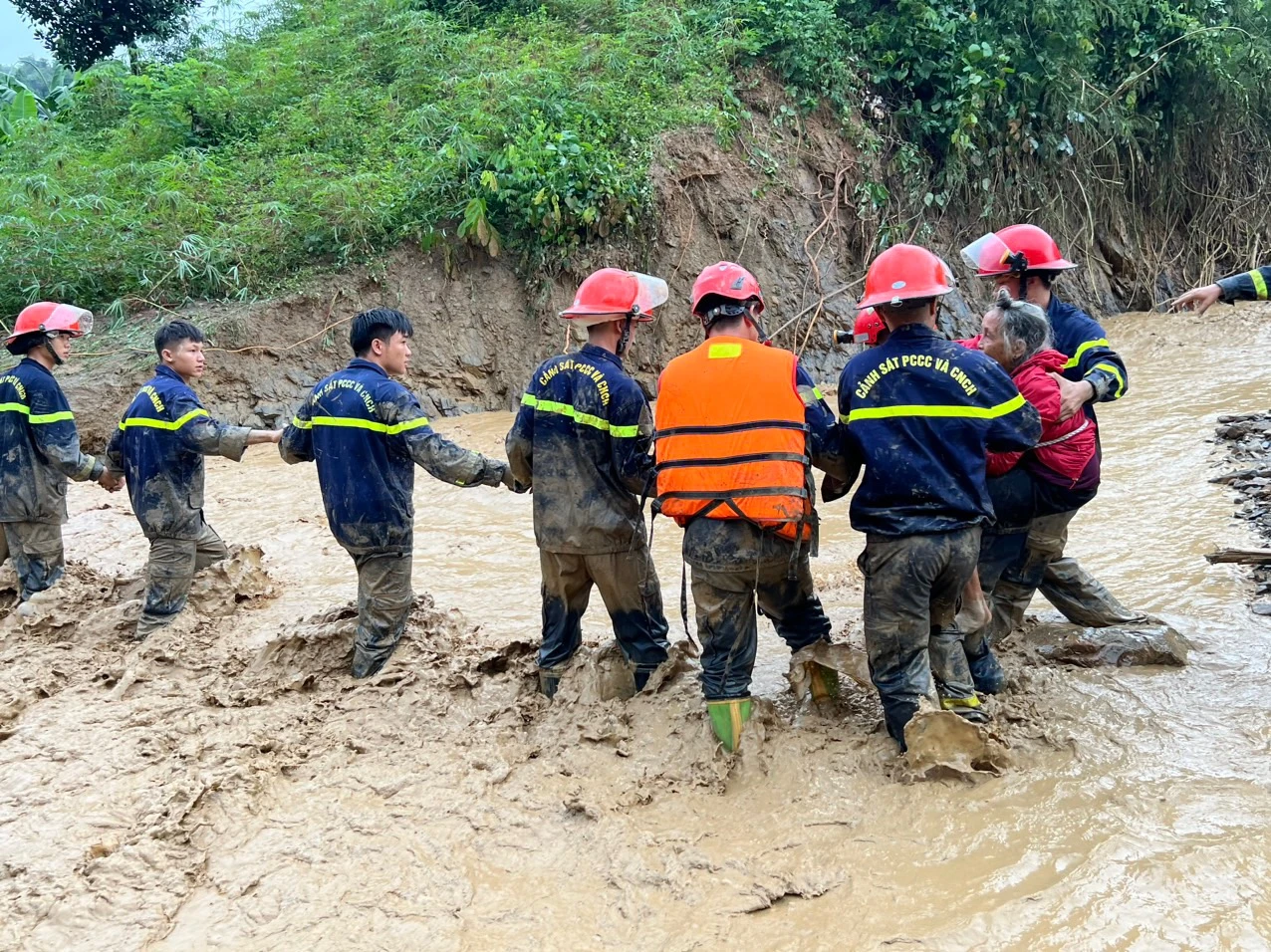 Hết lòng vì dân: Cứu người trong tâm lũ quét