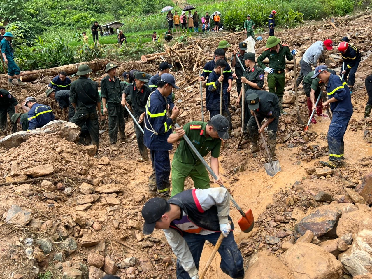 Hết lòng vì dân: Cứu người trong tâm lũ quét