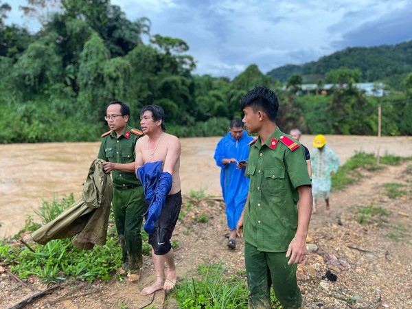 Hết lòng vì dân: Quên thân cứu nạn nhân bị lũ cuốn