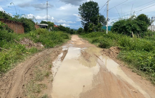 Hiến gần 7.000 m² đất làm đường, 18 năm vẫn 'án binh bất động' Hiến gần 7.000 m² đất làm đường, 18 năm vẫn 'án binh bất động'