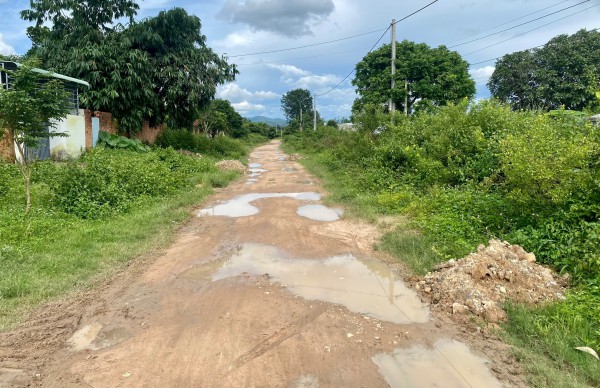 Hiến gần 7.000 m² đất làm đường, 18 năm vẫn 'án binh bất động' Hiến gần 7.000 m² đất làm đường, 18 năm vẫn 'án binh bất động'