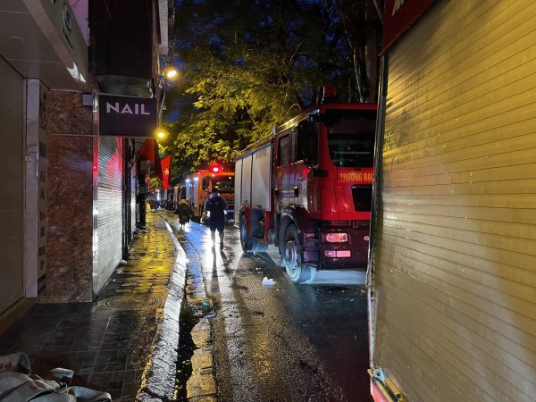 Hiện trường vụ cháy chung cư mini ở Hà Nội, nhiều nạn nhân được đưa ra ngoài