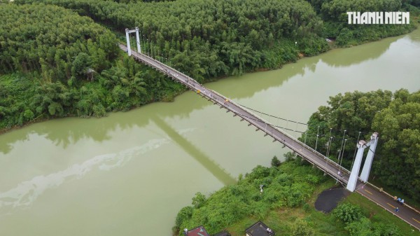 Hiện trường vụ xe rác rơi từ cầu treo làm 2 người mất tích tại Huế