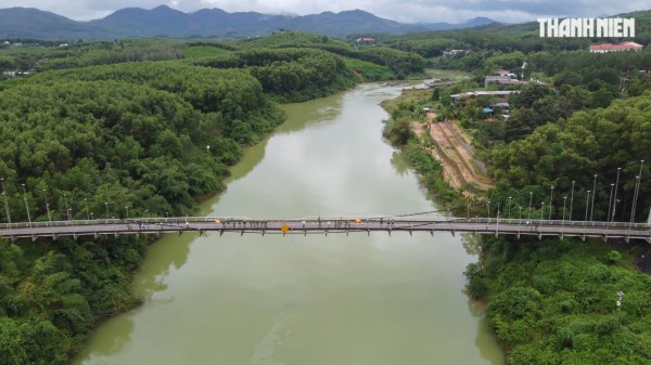 Hiện trường vụ xe rác rơi từ cầu treo làm 2 người mất tích tại Huế