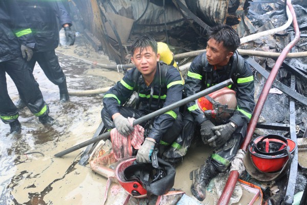 Hình ảnh Công an TP.HCM trong cuộc chiến chữa cháy kho hàng xã Bình Hưng