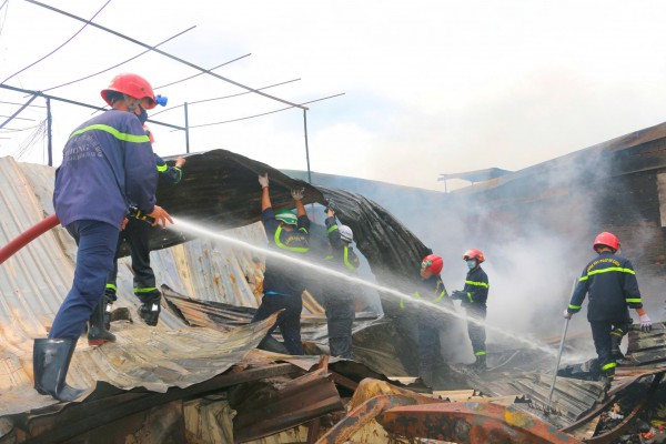 Hình ảnh Công an TP.HCM trong cuộc chiến chữa cháy kho hàng xã Bình Hưng