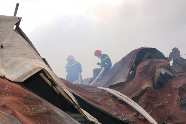 Hình ảnh Công an TP.HCM trong cuộc chiến chữa cháy kho hàng xã Bình Hưng