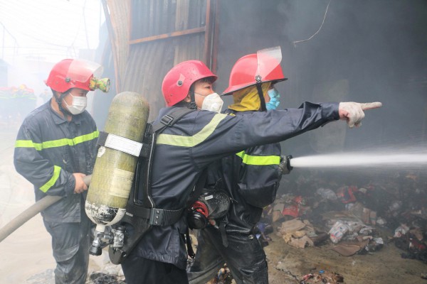 Hình ảnh Công an TP.HCM trong cuộc chiến chữa cháy kho hàng xã Bình Hưng