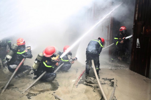 Hình ảnh Công an TP.HCM trong cuộc chiến chữa cháy kho hàng xã Bình Hưng