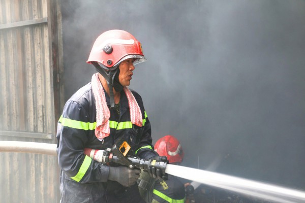 Hình ảnh Công an TP.HCM trong cuộc chiến chữa cháy kho hàng xã Bình Hưng