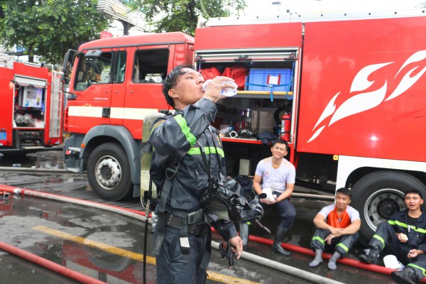 Hình ảnh Công an TP.HCM trong cuộc chiến chữa cháy kho hàng xã Bình Hưng