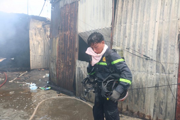 Hình ảnh Công an TP.HCM trong cuộc chiến chữa cháy kho hàng xã Bình Hưng