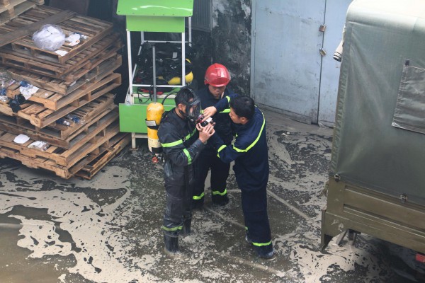 Hình ảnh Công an TP.HCM trong cuộc chiến chữa cháy kho hàng xã Bình Hưng