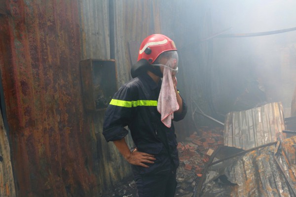 Hình ảnh Công an TP.HCM trong cuộc chiến chữa cháy kho hàng xã Bình Hưng