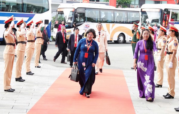 Hình ảnh ngày đầu Đại hội Đảng bộ TP.HCM lần thứ I, nhiệm kỳ 2025 - 2030 Hình ảnh ngày đầu Đại hội Đảng bộ TP.HCM lần thứ I, nhiệm kỳ 2025 - 2030