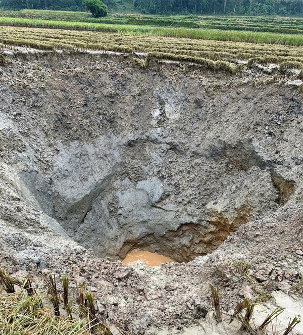Hố sụt lún không đáy xuất hiện sau bão tại Tuyên Quang Hố sụt lún không đáy xuất hiện sau bão tại Tuyên Quang