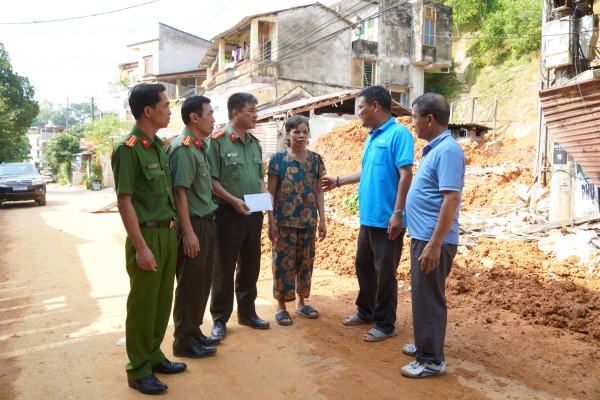 Hỗ trợ người dân gặp nạn trong bão số 3 ở Yên Bái