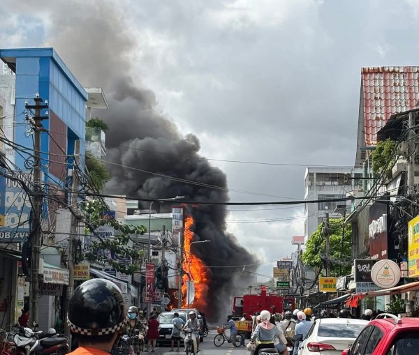 Hỏa hoạn tại trung tâm Cần Thơ, cửa hàng điện thoại bị thiêu rụi Hỏa hoạn tại trung tâm Cần Thơ, cửa hàng điện thoại bị thiêu rụi