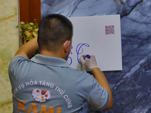 Hỏa táng thú cưng: Ngày đầu vào Bình Hưng Hòa 'hơi sợ sợ'