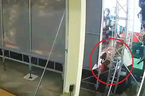 Học sinh bị điện giật tử vong khi diễn văn nghệ: Khởi tố người làm ánh sáng