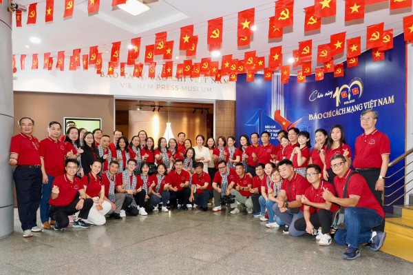 Hơn 100 cán bộ tuyên giáo, phóng viên TP.HCM tham quan Bảo tàng Báo chí Việt Nam Hơn 100 cán bộ tuyên giáo, phóng viên TP.HCM tham quan Bảo tàng Báo chí Việt Nam