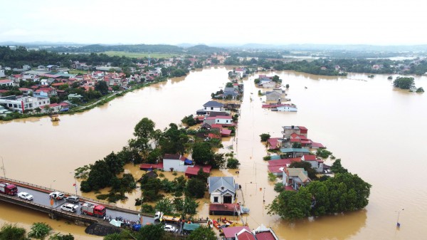 Hơn 15.000 ngôi nhà ở Thanh Hóa còn chìm trong biển nước Hơn 15.000 ngôi nhà ở Thanh Hóa còn chìm trong biển nước