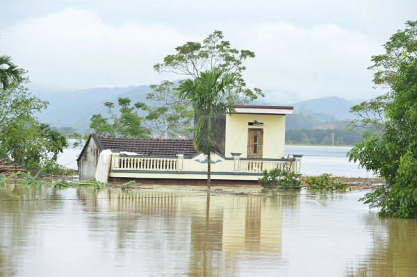 Hơn 15.000 ngôi nhà ở Thanh Hóa còn chìm trong biển nước Hơn 15.000 ngôi nhà ở Thanh Hóa còn chìm trong biển nước
