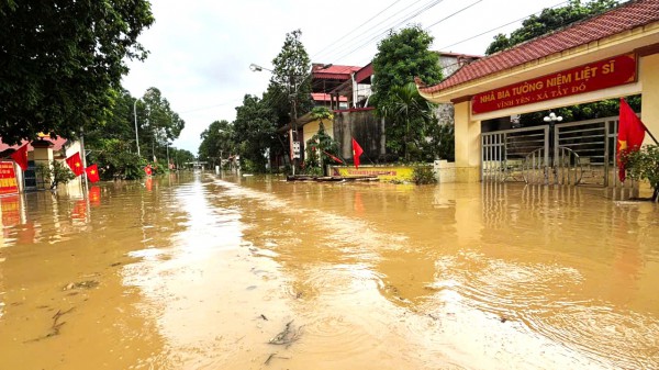 Hơn 15.000 ngôi nhà ở Thanh Hóa còn chìm trong biển nước Hơn 15.000 ngôi nhà ở Thanh Hóa còn chìm trong biển nước