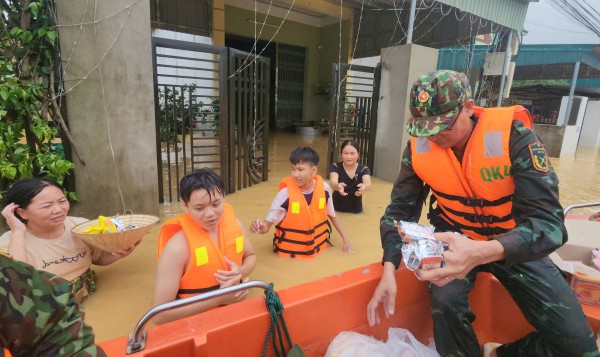 Hơn 15.000 ngôi nhà ở Thanh Hóa còn chìm trong biển nước Hơn 15.000 ngôi nhà ở Thanh Hóa còn chìm trong biển nước