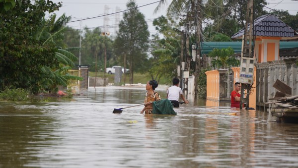Hơn 15.000 ngôi nhà ở Thanh Hóa còn chìm trong biển nước Hơn 15.000 ngôi nhà ở Thanh Hóa còn chìm trong biển nước
