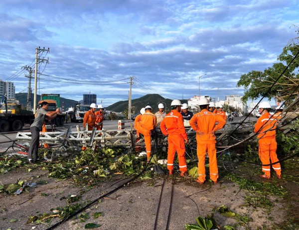 Hơn 1,6 triệu khách hàng tại miền Trung mất điện do ảnh hưởng bão số 13 Kalmaegi