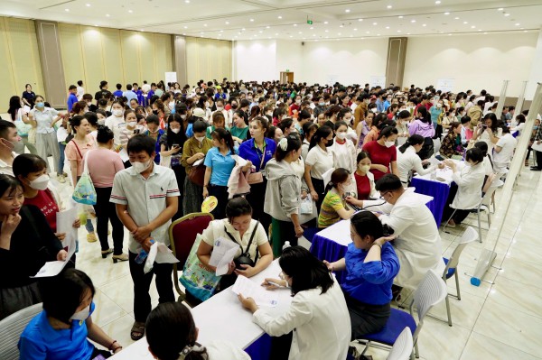 Hơn 2.000 công nhân TP.HCM được khám sức khỏe, tư vấn pháp luật miễn phí