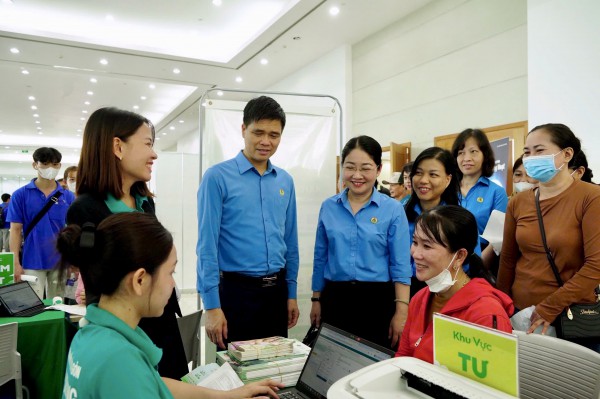 Hơn 2.000 công nhân TP.HCM được khám sức khỏe, tư vấn pháp luật miễn phí