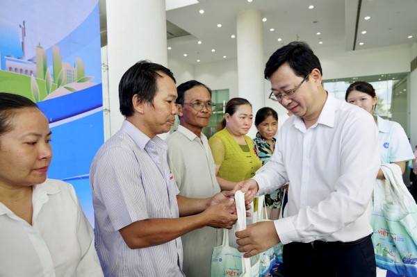 Hơn 2.000 công nhân TP.HCM được khám sức khỏe, tư vấn pháp luật miễn phí