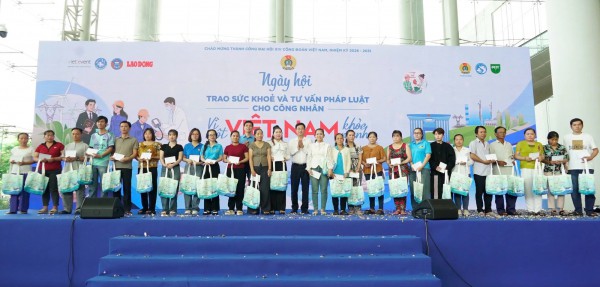 Hơn 2.000 công nhân TP.HCM được khám sức khỏe, tư vấn pháp luật miễn phí