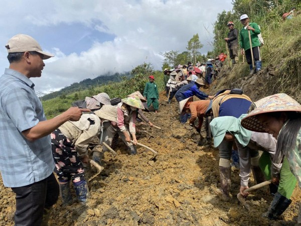 Hơn 2.000 người chung tay khắc phục sạt lở đất ở Quảng Ngãi Hơn 2.000 người chung tay khắc phục sạt lở đất ở Quảng Ngãi