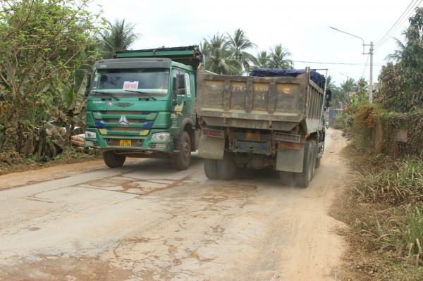 Hơn 50 tuyến đường bị hư hỏng do chở vật liệu thi công cao tốc