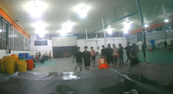 Hỗn loạn cảnh 3 xe bán tải rượt đuổi, hành hung người trong đêm tại Đồng Tháp